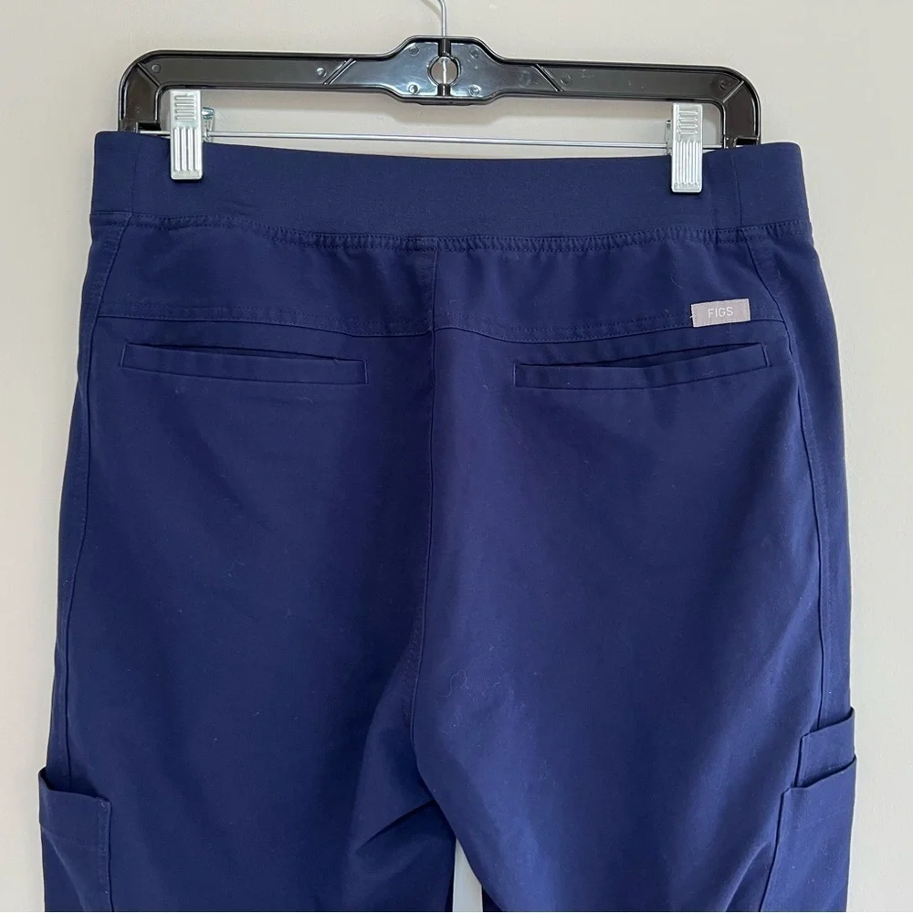 FIGS Men’s Axim Cargo Straight Leg Scrub Pants in Navy Blue, size Medium